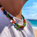 Collana uomo Panarea in vetro di Murano multicolore indossata in spiaggia - Dandy Street