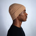 Berretto da uomo cammello in 100% cashmere a costina larga con risvolto – Dandy Street