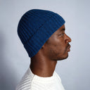 Berretto da uomo cobalto in 100% cashmere a costina larga con risvolto – Dandy Street