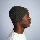 Berretto da uomo verde militare in 100% cashmere a costina larga con risvolto – Dandy Street