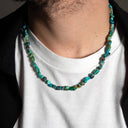 Collana da uomo perfetta per outfit estivi realizzata con pietre naturali di turchese africano, un gioiello che interpreta uno stile maschile ricercato ma rilassato, ideale per chi desidera accessori originali