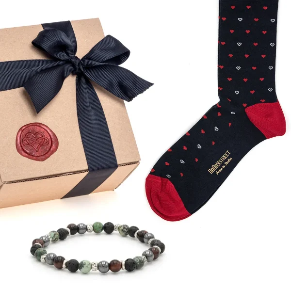 Dandy Street - shop online - gioielli uomo - Idea regalo per San Valentino per lui - Box regalo bracciale con pietre naturali e calzino in cotone - Braciale elastico - Box Regalo per lui per San Valentino - Abbinato #01