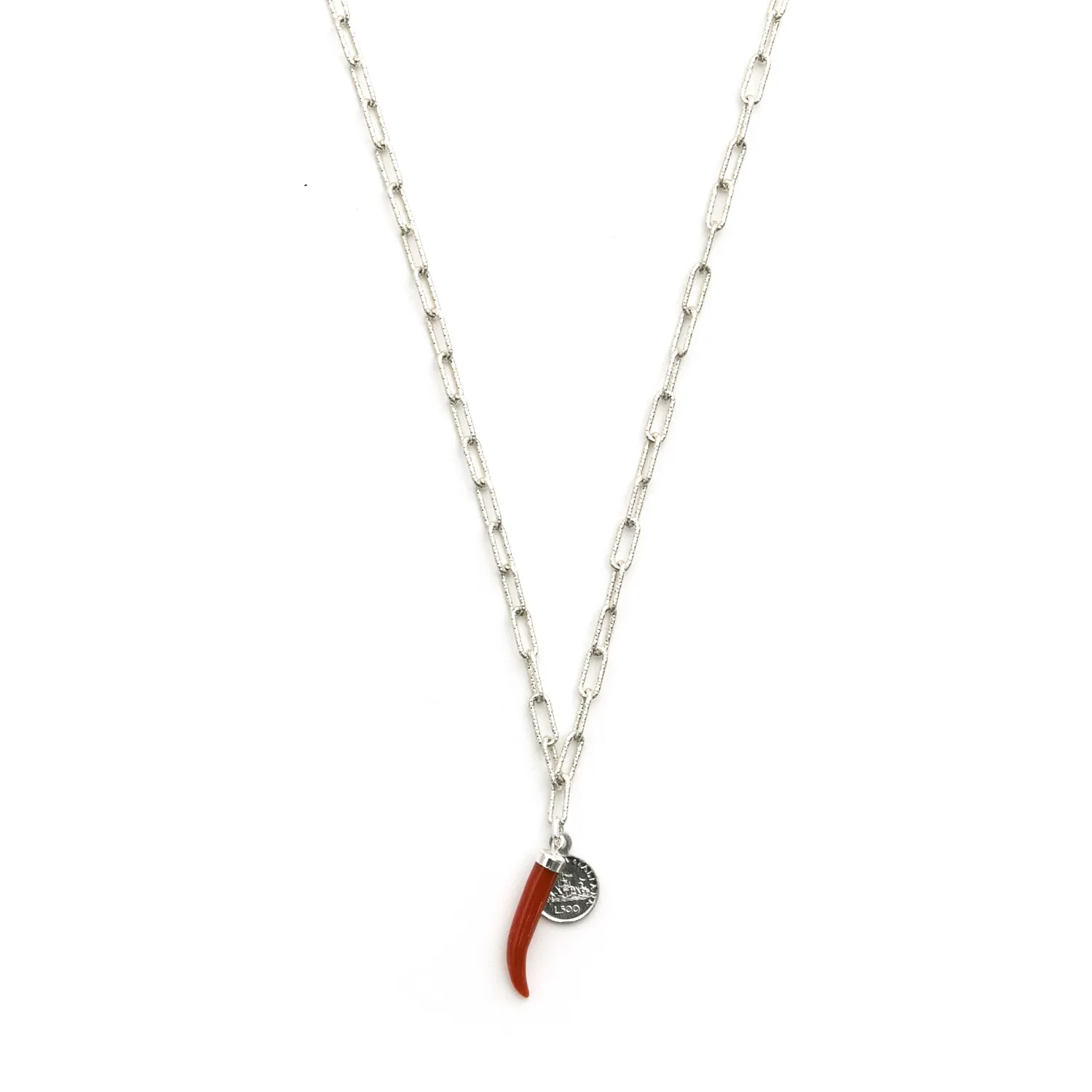 Elegante collana da uomo realizzata con catenina forzatina in argento 925 e pendagli a forma di monetina e di cornetto in corallo naturale, simbolo di fortuna, per essere sempre versatili e dal fascino irresistibile Elegante collana da uomo realizzata con catenina forzatina in argento 925 e pendagli a forma di monetina e di cornetto in corallo naturale, simbolo di fortuna, per essere sempre versatili e dal fascino irresistibile