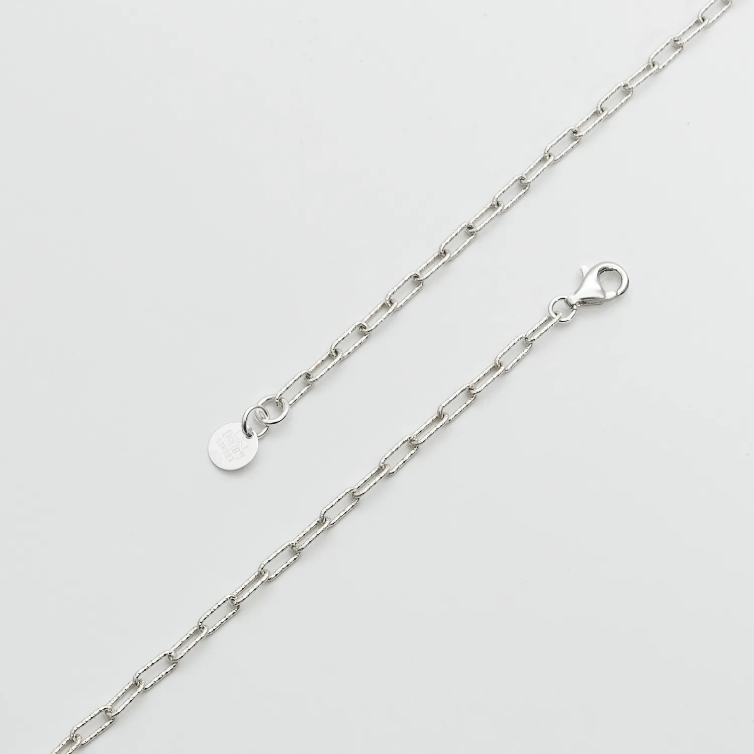 Elegante collana da uomo realizzata con catenina forzatina in argento 925 e pendagli a forma di monetina e di cornetto in corallo naturale, simbolo di fortuna, per essere sempre versatili e dal fascino irresistibile Elegante collana da uomo realizzata con catenina forzatina in argento 925 e pendagli a forma di monetina e di cornetto in corallo naturale, simbolo di fortuna, per essere sempre versatili e dal fascino irresistibile