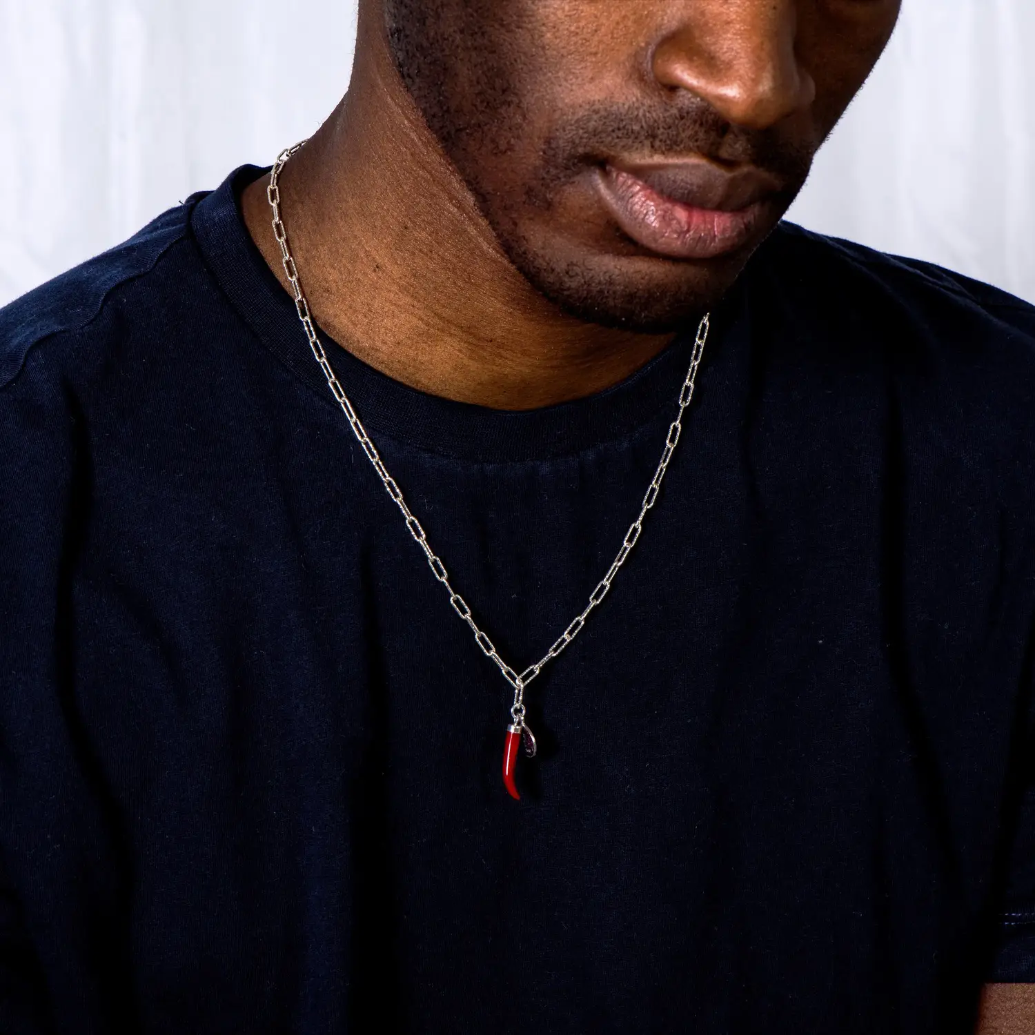 Elegante collana da uomo realizzata con catenina forzatina in argento 925 e pendagli a forma di monetina e di cornetto in corallo naturale, simbolo di fortuna, per essere sempre versatili e dal fascino irresistibile Elegante collana da uomo realizzata con catenina forzatina in argento 925 e pendagli a forma di monetina e di cornetto in corallo naturale, simbolo di fortuna, per essere sempre versatili e dal fascino irresistibile