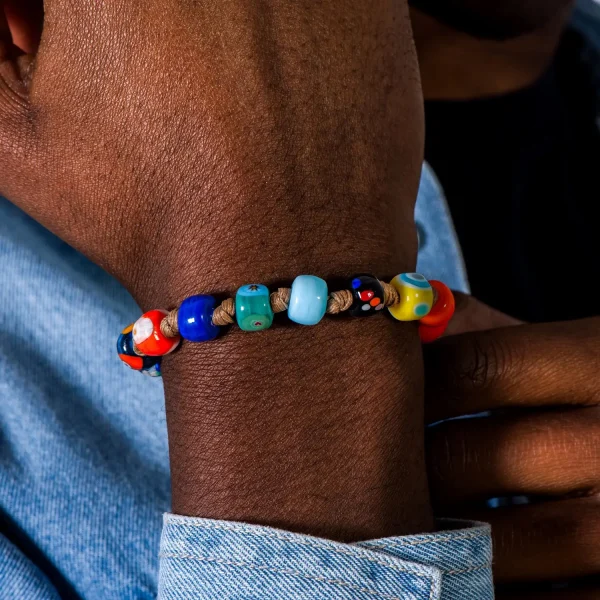 Bracciale da uomo che incarna la moda maschile con Murrine veneziane, di fattura artigianale e chiusura a bottone, un compagno di viaggio prezioso