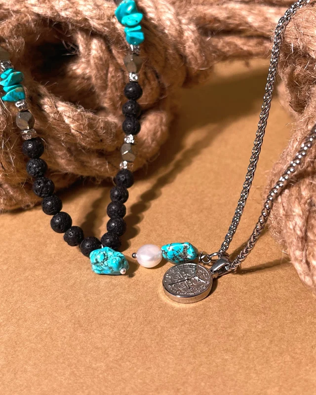 L’abbinamento di queste due collane
Qualcosa di unico 🖤🩵

#dandystreetstyle #dandystreet #madeinitaly #handmade #handmadejewelry #jewelry #jewels #bracelet #summer #venice