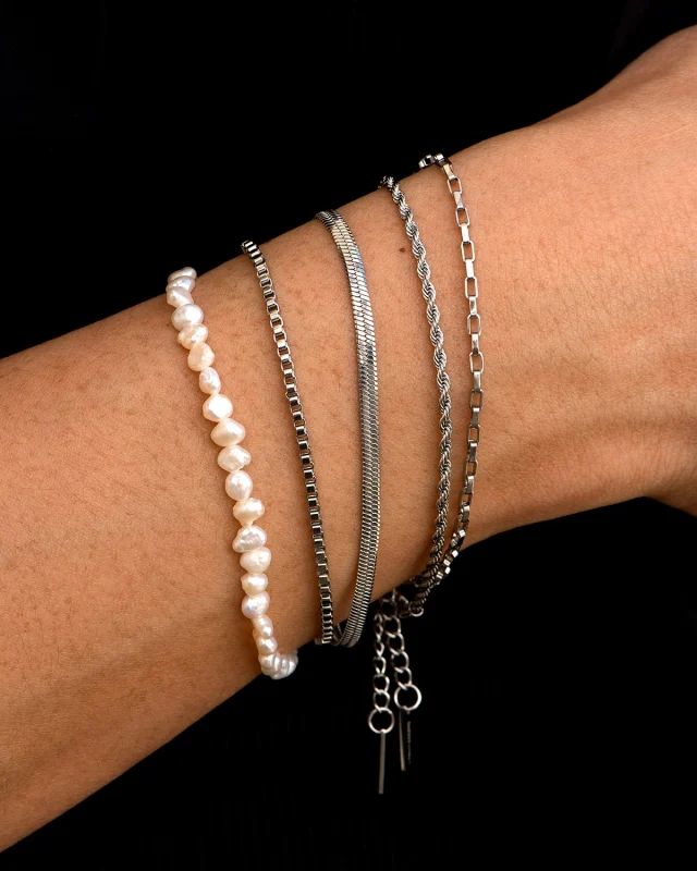 Sai già come passare la tua estate? 🩶

#dandystreetstyle #dandystreet #madeinitaly #handmade #handmadejewelry #jewelry #jewels #bracelet