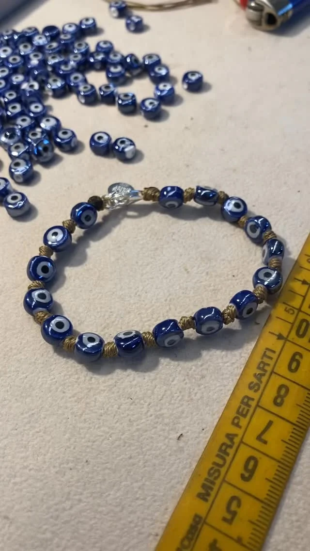 Con noi sempre tanta fortuna 💙🧿

#dandystreetstyle #dandystreet #madeinitaly #handmade #handmadejewelry #jewelry #jewels #bracelet #luky